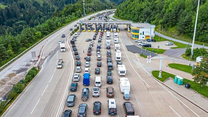 Staus vor der Mautstation gehören im Sommer zum Alltag an der Grenze von Kärnten zu Slowenien.