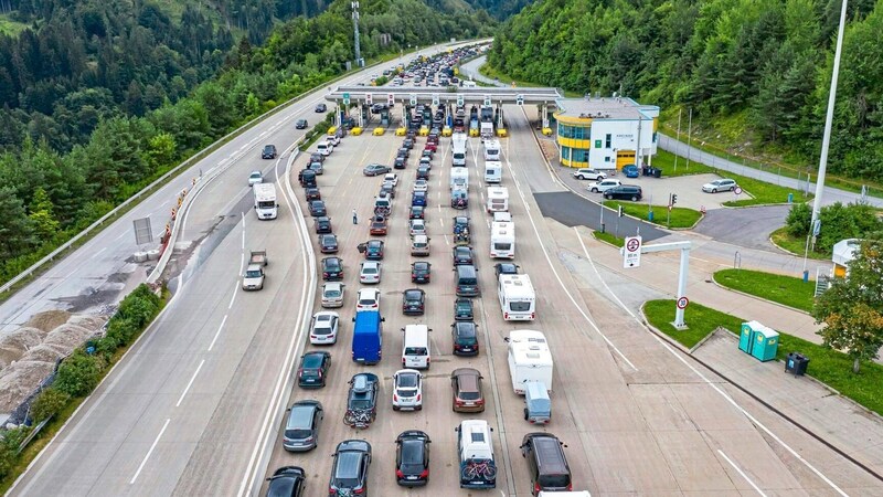 Staus vor der Mautstation gehören im Sommer zum Alltag an der Grenze von Kärnten zu Slowenien. (Bild: EXPA)