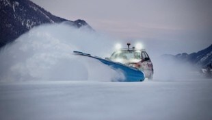 Die Eismaschinen düsen über das Eis. 