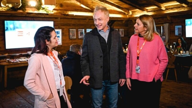 Ihr Mann hat die gewonnenen Karten Klaudia Taxacher (li.) und Freundin Andrea Koller überlassen. Mit den beiden freute sich „Krone“-Geschäftsführer Gerhard Valeskini. (Bild: Markus Wenzel)