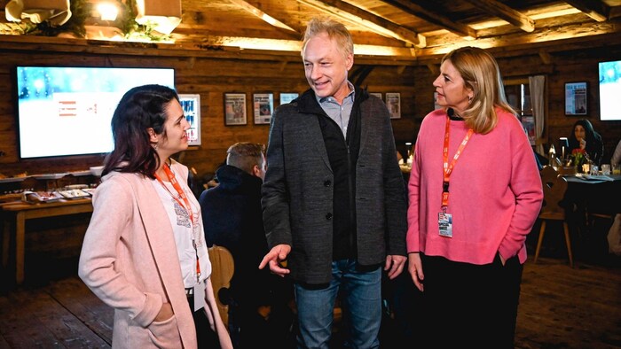 Ihr Mann hat die gewonnenen Karten Klaudia Taxacher (li.) und Freundin Andrea Koller überlassen. ...