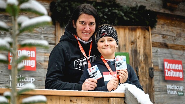 Als Gewinner des „Krone“ Herzensmensch Awards in der Kategorie U25 durfte sich Matteo Klingenschmid über Tickets fürs Hahnenkammrennen freuen. Aus Imst ist der fröhliche Neunjährige mit Mama Magdalena angereist. (Bild: Markus Wenzel)