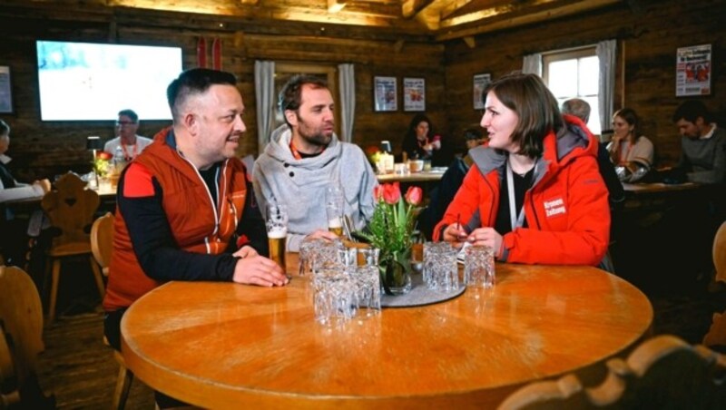 Florian Abfalter (li.) und Christian Knapp schwelgten im Gespräch mit Redakteurin Nicole Greiderer in Erinnerungen an frühere Hahnenkamm-Besuche. (Bild: Markus Wenzel)