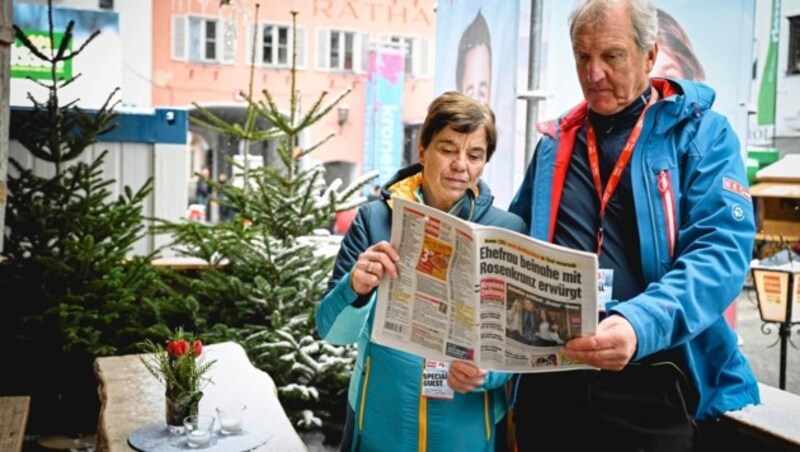 Christl und Hermann Müllauer fanden es nicht schlimm, dass der Start der Abfahrt verschoben wurde: „Im ‚Krone‘-Haus ist das Warten wirklich fein!“ (Bild: Markus Wenzel)