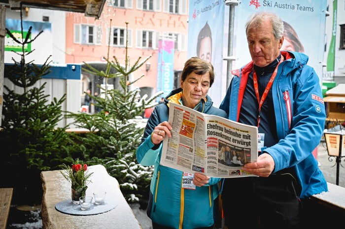 Christl und Hermann Müllauer fanden es nicht schlimm, dass der Start der Abfahrt verschoben ...