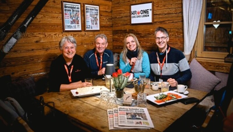 Margit und Harald Zapfl (links) aus dem Pillerseetal schlossen beim Frühstück Bekanntschaft mit den Zillertalern Sandra und Mario Wegscheider. (Bild: Markus Wenzel)