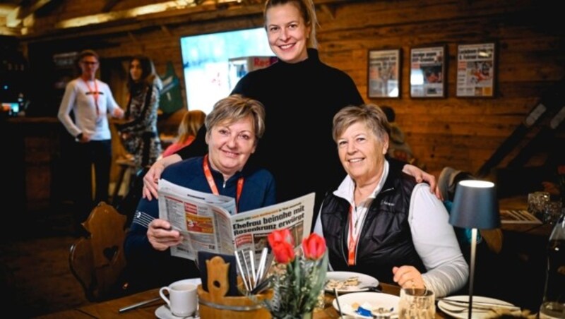 Ob Gewinnerin Judith Gasser (li.) ihre Freundin Angelika Straif wegen ihres Nachnamens mitgenommen hat? Beide trafen „Krone“-Marketingleiterin Felicitas Moser (Mitte). (Bild: Markus Wenzel)