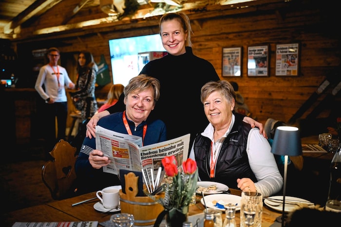 Ob Gewinnerin Judith Gasser (li.) ihre Freundin Angelika Straif wegen ihres Nachnamens ...