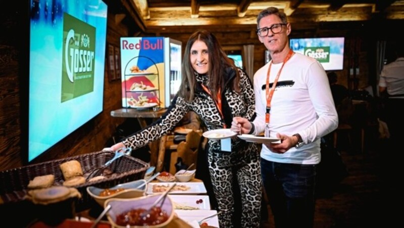 Irmi Leiter und Anton Fuchs aus Schwoich stärkten sich am Frühstücksbuffet im „Krone“ Weltcup Haus, bevor es für die begeisterten Hahnenkamm-Fans zum Rennen ging. (Bild: Markus Wenzel)