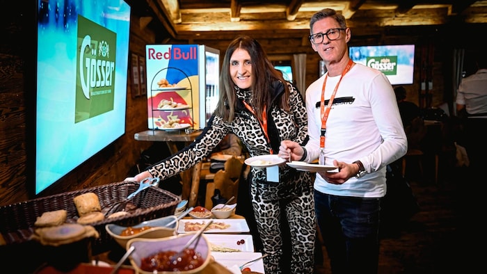 Irmi Leiter und Anton Fuchs aus Schwoich stärkten sich am Frühstücksbuffet im „Krone“ Weltcup ...