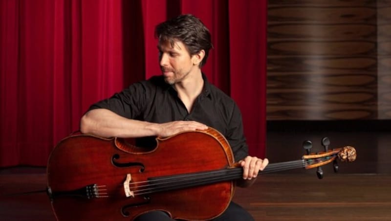 Univ.-Prof. Matthias Bartolomey, 39, „geigt“ mit seinem Cello im MuTh auf (Bild: MuTh/Moritz Schell)