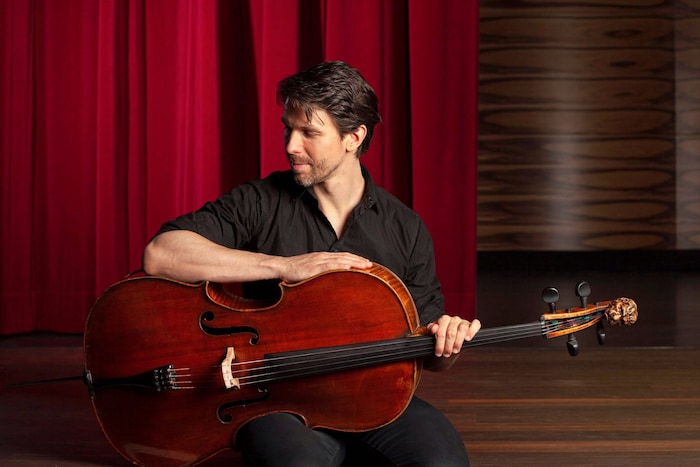 Univ.-Prof. Matthias Bartolomey, 39, „geigt“ mit seinem Cello im MuTh auf