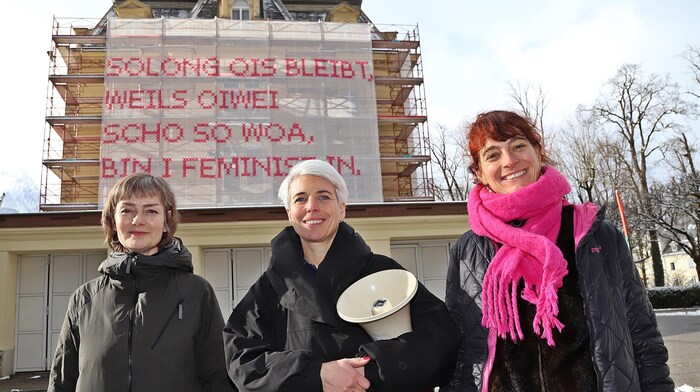 Am Postamt ein feministischer Spruch von Katharina Cibulka