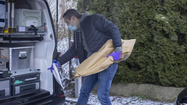 Spurensicherer nahmen die eingewickelte Langwaffe des Nachbarn mit. (Bild: Scharinger Daniel, Krone KREATIV)