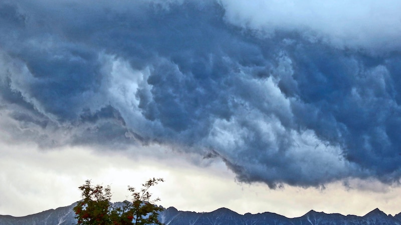 Dunkle Wolken über Tirol – wie viel Regen fällt wirklich vom Himmel? (Bild: Birbaumer Christof/Christof Birbaumer/Kronenzeitung)