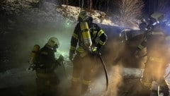 Zuerst Rauch, dann auch Flammen aus dem Motor: Die Feuerwehren Laakirchen und Steyrermühl löschte den in Vollbrand stehenden Wagen auf der Westautobahn ab. (Bild: Feuerwehr Laakirchen)