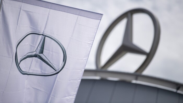 Eine Fahne mit dem Logo der Marke Mercedes-Benz, dem Mercedes-Stern.