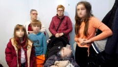 Die Witwe, ihre Mutter (li.) und fünf der sechs Kinder beim Interview in der Wohnung. (Bild: Reinhard Holl, Krone KREATIV)