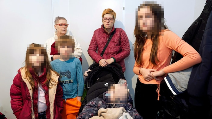 Die Witwe, ihre Mutter (li.) und fünf der sechs Kinder beim Interview in der Wohnung