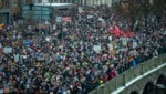 Der Hamburger Jungfernstieg war am Freitag mit Demonstranten gefüllt. Mit der Demonstration wollten die Teilnehmenden ein Zeichen des Widerstands gegen rechtsextreme Umtriebe setzen. (Bild: APA/dpa/Jonas Walzberg)
