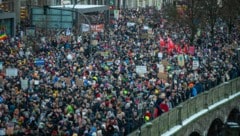 Der Hamburger Jungfernstieg war am Freitag mit Demonstranten gefüllt. Mit der Demonstration wollten die Teilnehmenden ein Zeichen des Widerstands gegen rechtsextreme Umtriebe setzen. (Bild: APA/dpa/Jonas Walzberg)