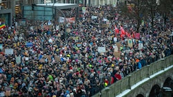 Der Hamburger Jungfernstieg war am Freitag mit Demonstranten gefüllt. Mit der Demonstration wollten die Teilnehmenden ein Zeichen des Widerstands gegen rechtsextreme Umtriebe setzen. (Bild: APA/dpa/Jonas Walzberg)