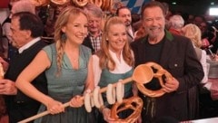 Maria Hauser (li.) mit Arnold Schwarzenegger und Freundin Heather Milligan (Bild: Sepp Pail)