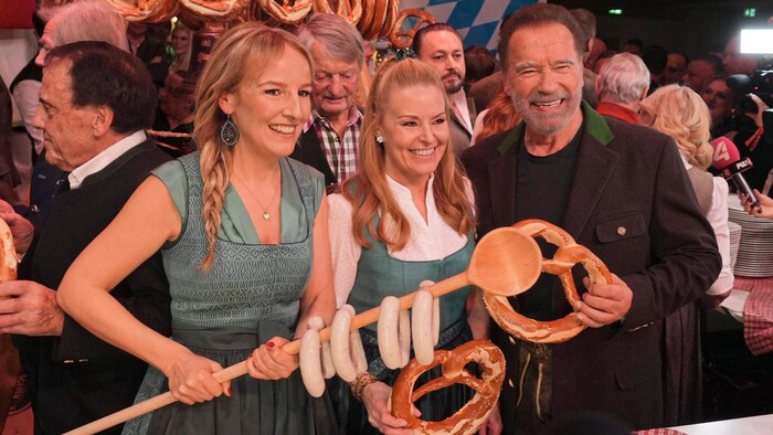 Stanglwirt-Tochter Maria Hauser, Heather Milligan und Arnold Schwarzenegger im Stanglwirt.