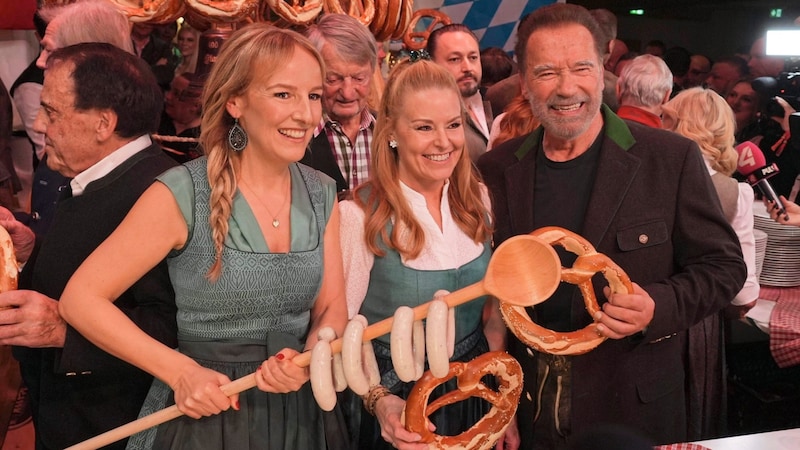 Stanglwirt-Tochter Maria Hauser, Heather Milligan und Arnold Schwarzenegger im Stanglwirt.  (Bild: Sepp Pail)