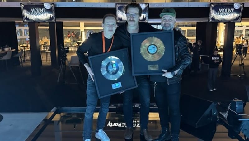 Mark Unterberger (re.) und Heribert Haller (li.) überreichten Parov Stelar in Kitzbühel eine Platin- und eine Goldschallplatte. (Bild: Jasmin Steiner)