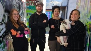 Sara Kerndl, Emanuel Blantar, Corina Wintschnig, Doris Decker mit Miniatur-Bullterrier „Baldur“, ...