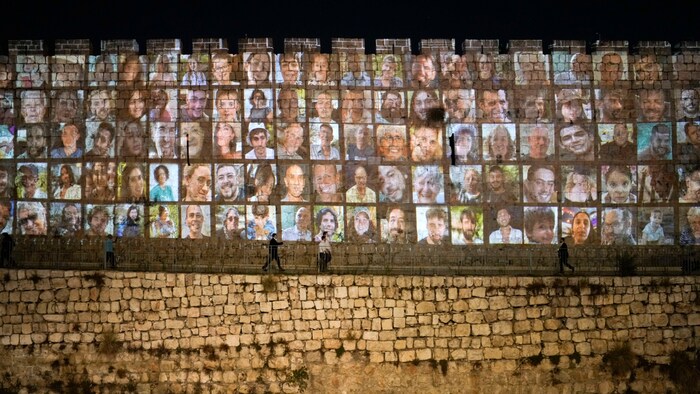Fotos der Geiseln, die von der Hamas verschleppt wurden, hängen an einer Wand in der Altstadt ...