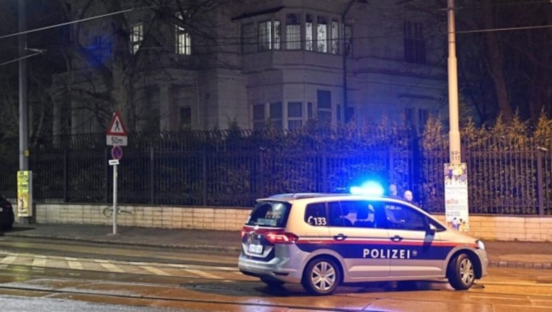 März 2018, Hietzing: Polizei vor iranischer Botschaftsvilla - hier erschoss ein Wachsoldat einen Messer-Attentäter. (Bild: HANS PUNZ / APA / picturedesk.com)