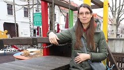 Martha Krumpeck beim Fotoshooting auf einem Spielplatz: „Wenn wir so weitermachen, rauben wir den Kindern von heute ihre Existenzgrundlage.“ (Bild: Reinhard Judt)