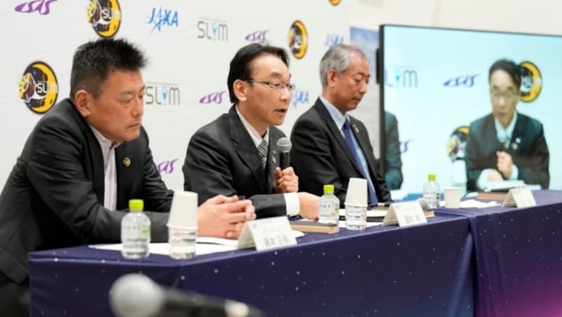 Hitoshi Kuninaka (Mitte) erklärte bei einer Pressekonferenz die Umstände der japanischen Mondlandung. (Bild: ASSOCIATED PRESS)