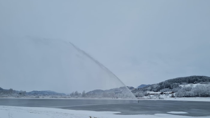 Seit Tagen wird die Eisfläche beim Radlerstop bearbeitet. 