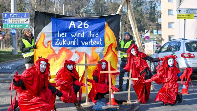 Aktivistinnen und Aktivisten von „Extinction Rebellion“ demonstrierten in Linz. (Bild: © Harald Dostal / 2024)