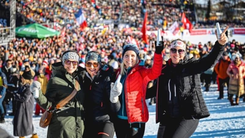 Magdalena, Maria, Teresa und Josefine (v. li.) drücken Manuel Feller die Daumen. (Bild: Markus Wenzel)