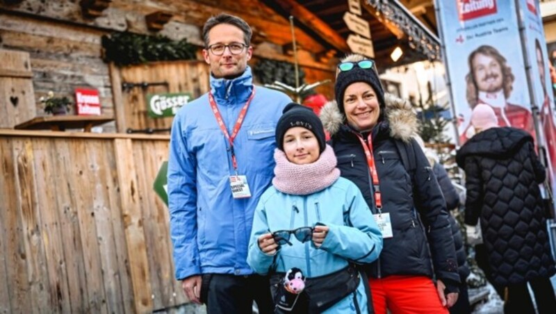 Ralf und Julia Schleuder holen sich mit Tochter Marlen Sonnenbrille, Stirnband und Eintrittskarte ab. Auch eine Stärkung darf natürlich nicht fehlen. (Bild: Markus Wenzel)