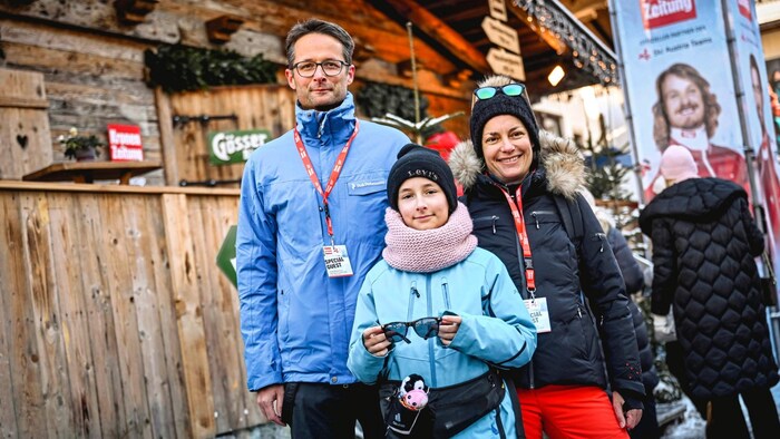 Ralf und Julia Schleuder holen sich mit Tochter Marlen Sonnenbrille, Stirnband und ...