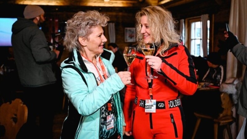 Mama Brigitte Praschberger und ihre Tochter Jasmin freuen sich über ein Gläschen Sekt zur Einstimmung auf ein spannendes Abfahrtsrennen. (Bild: Markus Wenzel)