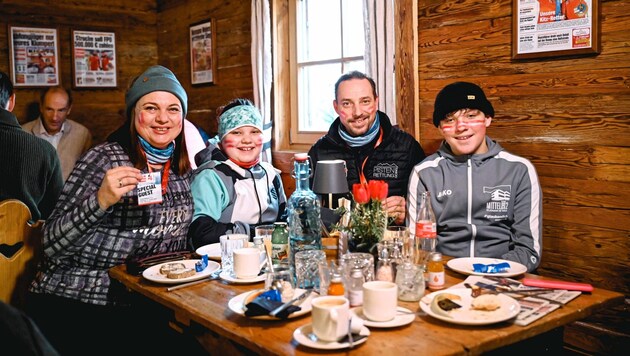 Mama Sandra und Papa Markus Wenigwieser lassen sich mit ihren Kindern Anna und Max das Frühstück schmecken. „Wir waren schon öfter beim Rennen, aber so noch nie!“ (Bild: Markus Wenzel)