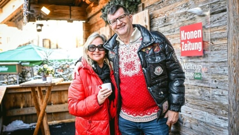 „Wir haben uns vor 40 Jahren beim Hahnenkamm-Rennen kennengelernt“, erzählt das Ehepaar Peter Neumayr und Barbara Hauser, die vom „Krone“ Weltcup Haus begeistert sind. „Alle sind so nett und herzlich, wir fühlen uns wohl!“ (Bild: Markus Wenzel)