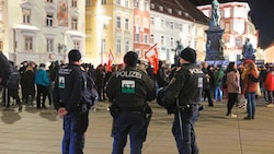 Die Polizei überwacht die Demonstration am Hauptplatz (Bild: Erwin Scheriau)