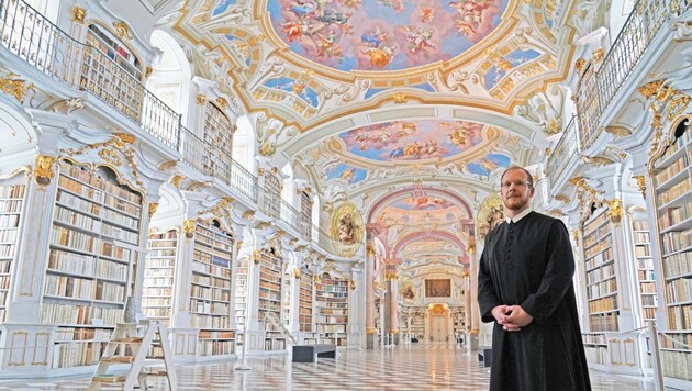 Frater Josef im prachtvollen und weltberühmten Bibliothekssaal. (Bild: Sepp Pail)