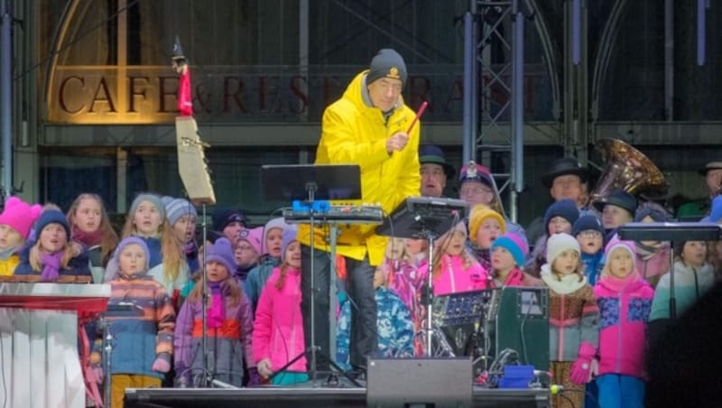 Hubert von Goisern mit „seinem“ Kinderchor. (Bild: Einöder Horst)