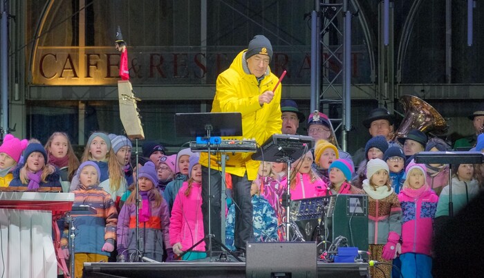 Hubert von Goisern mit „seinem“ Kinderchor.