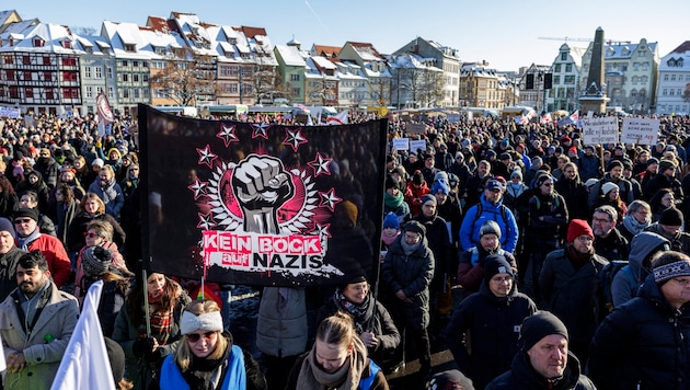 In Deutschland gab es nach Bekanntwerden des Potsdamer Treffens viele Anti-NS-Demonstrationen. (Bild: APA/AFP/JENS SCHLUETER)