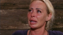 Cora Schumacher weint im Dschungeltelefon Rotz und Wasser.  (Bild: RTL)
