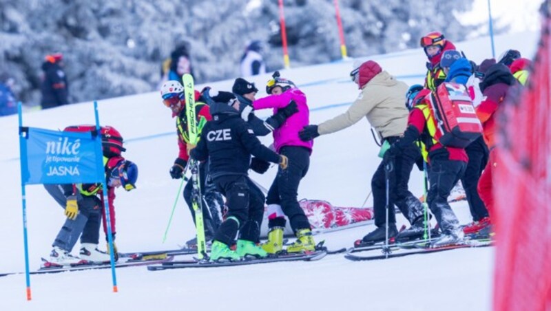 Das medizinische Personal kümmert sich um Nicole Hosp. (Bild: GEPA pictures)